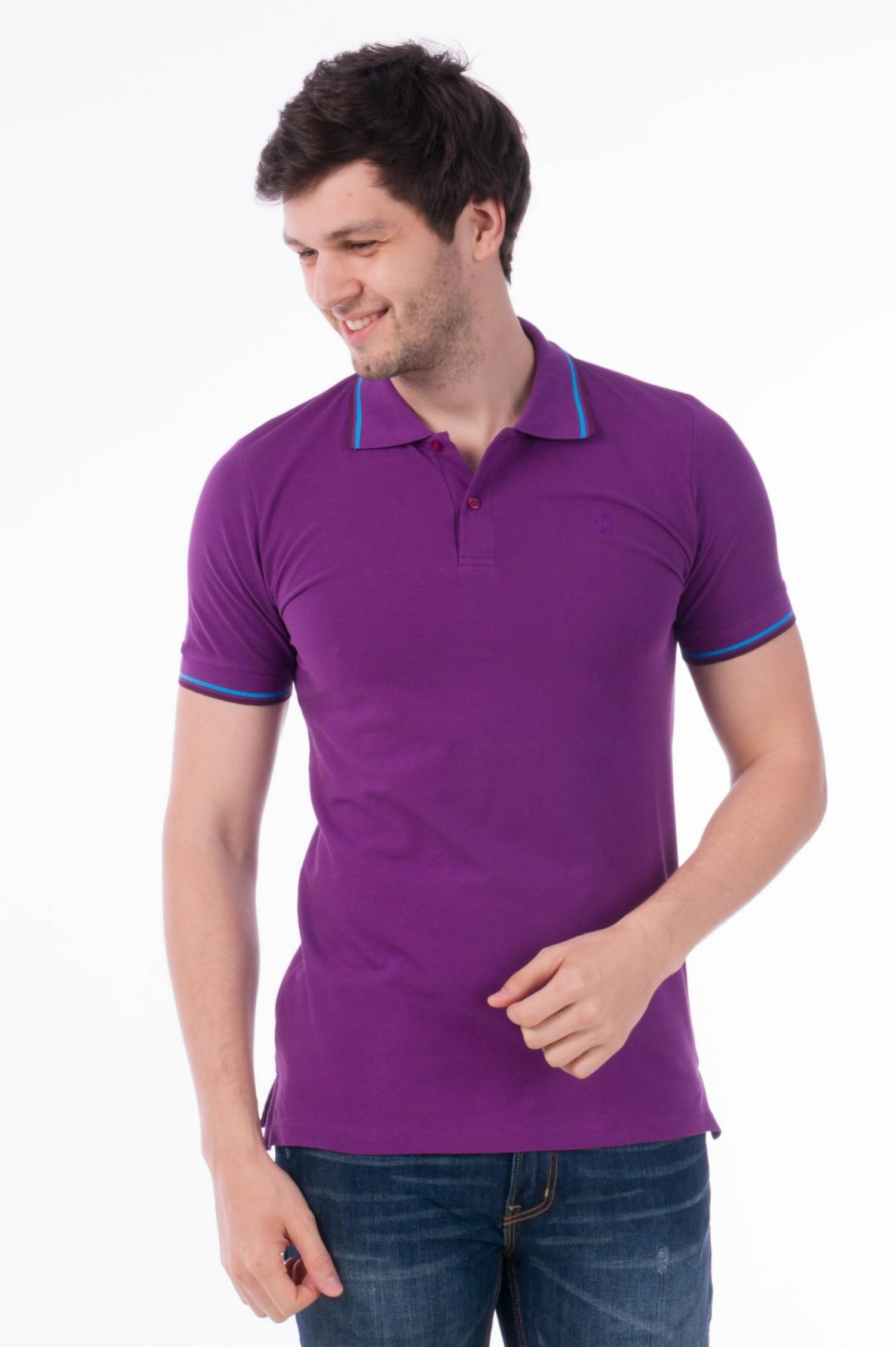 Рубашка поло мужская улучшенного кроя, фиолетовая. Вид спереди.