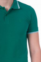 Рубашка поло улучшенного кроя, зелёная. Вид спереди (увеличенный логотип).